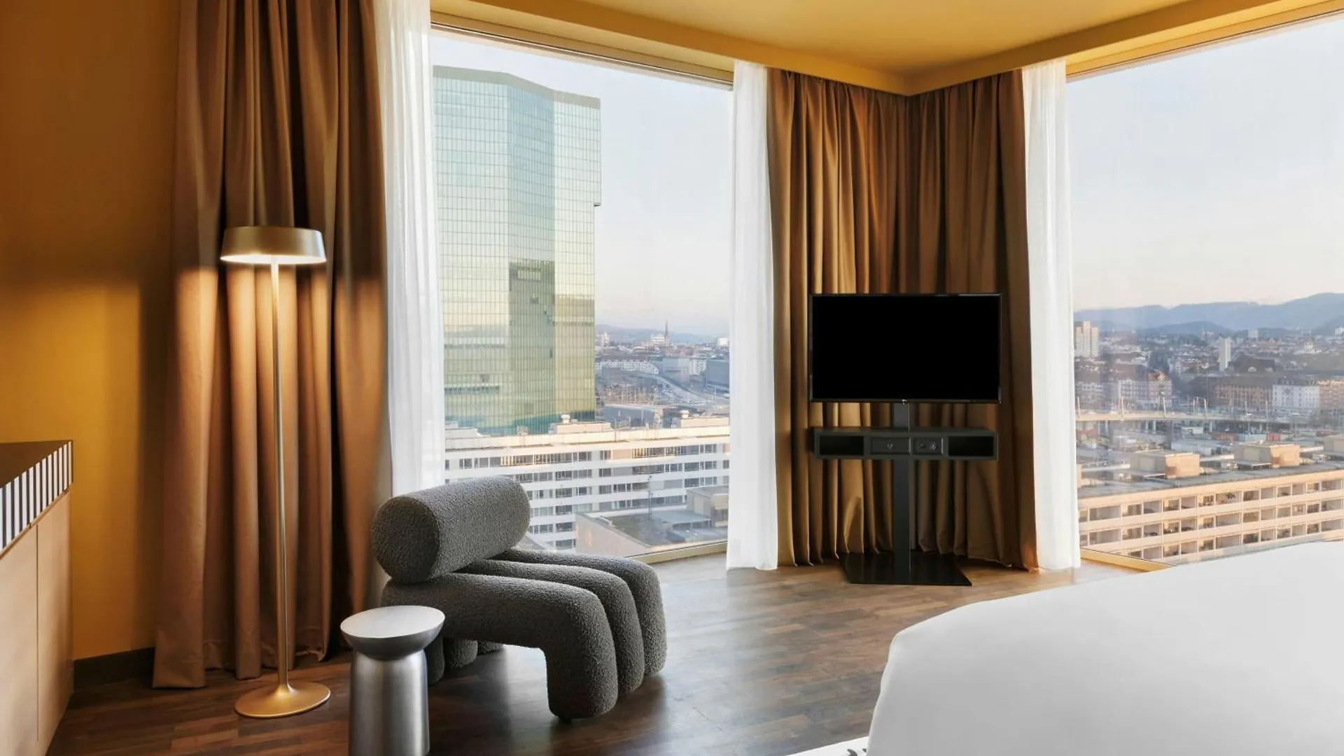 Renaissance Zurich Tower Hotel 5*,